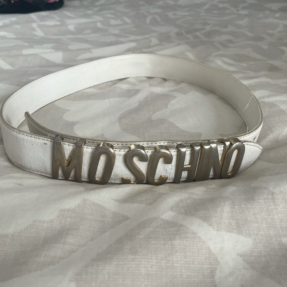 White leather MOSCHINO belt as is. A classic!